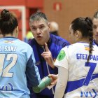 Salva Puig habla con sus jugadoras en el último partido en Elda.