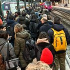 Usuarios esperando en la vía antes de anunciar la cancelación.