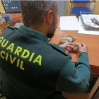 Un guardia civil con el material incautado.