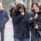 Carla Delgado (centro), junto a su familia, dirigiéndose a una de las sesiones del juicio por la muerte de su hermano.