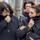 HERMANA DE SERGIO DELGADO, A LA DERECHA, LLEGANDO A LA AUDIENCIA DE BURGOS.