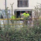 Operarios del Servicio Parques y Jardines que trabajan en actividades de desbroce en la zona del río Esgueva en Valladolid.
