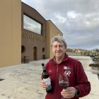 Javier Rupérez dando la espalda a las instalaciones de la moderna bodega de Rudeles con su pueblo Peñalba de San Esteban al fondo.