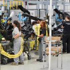 Trabajadores en la planta de carrocerías de Renault en Valladolid, en una foto de archivo.