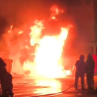 Actuación de los bomberos por los contenedores incendiados de madrugada
