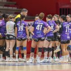 Salva Puig da instrucciones a sus jugadoras en Porriño.