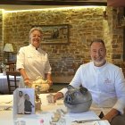 El cocinero  Pedro Castillo y su mujer Eva García regentan desde hace casi treinta años Casa Coscolo, una referencia obligada para disfrutar del cocido maragato.