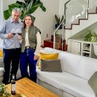 Máxima y Santiago posan en el que fue su hogar durante años, transformado hoy en «oasis rural».