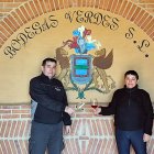 Tomás y Elvira Verdes, en la bodega de Santibáñez de Vidriales.