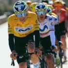 Iván Romeo, con el maillot amarillo en la Vuelta a Andalucía.