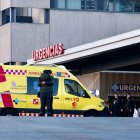 Allegados del joven muerto en las inmediaciones del hospital Clínico de Valladolid