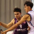 Pau Carreño, con el balón durante un partido.