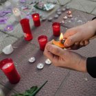 Altar improvisado con velas y flores a Juan Esteban Rubio en la calle Democracia