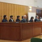 Banquillo de la Audiencia de Valladolid ocupado por los cuatro acusados y sus defensas.