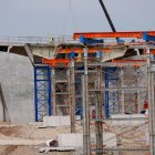 Soportes verticales de una estructura metálica sobre el río en el viaducto del Duero, paso previo a la unión sobre las dos orillas.
