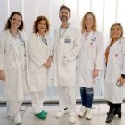 El jefe de la Unidad de Formación de Enfermería del HCUV, Noel Rivas González, junto a profesionales del propio centro asistencial y de la Facultad de Enfermería de la Universidad de Valladolid. Son los autores de un estudio que prueba que una báscula de análisis corporal detecta de forma precoz la fragilidad en pacientes con enfermedad cardiovascular