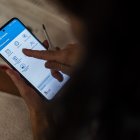 Una persona utilizando la aplicación de Sacyl en una imagen de archivo