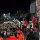 El vídeo muestra el momento en que los servicios de emergencias sacan a la mujer de 70 años