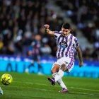 Marcos André chuta a puerta en la acción del gol al Huesca.