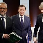 Los candidatos a la Presidencia de la Junta Carlos Pollán (Vox); Alfonso Fernández Mañueco (PP) y Carlos Martínez (PSOE) en el primer debate de las elecciones autonómicas junto al periodista Xabier Fortés