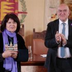 Jesús Julio Carnero entrega el reconocimiento a María del Carmen Fernández