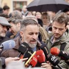 El presidente de Vox, Santiago Abascal, ofrece declaraciones a la prensa, en la Plaza Mayor de la localidad vallisoletana de Cigales