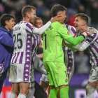 Los jugadores blanquivioleta celebran el triunfo.