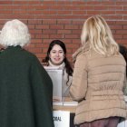 Dos electoras votan en un colegio electoral de Valladolid.