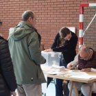 Electores esperan su turno en una mesa electoral de Valladolid.