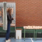 Una mujer realizando el voto
