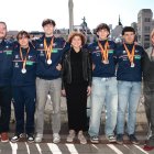 Los tiradores del Valladolid Club de Esgrima, con sus preseas en el balcón del Ayuntamiento junto a la concejala Mayte Martínez.