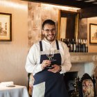 José Antonio Rayón y Begoña Gómez regentan desde 1978 Hostería de Los Palmeros. Hoy, junto a su hijo Álvaro (en la imagen), mantienen un legado en el que los sabores de la Tierra de Campos y los vinos del mundo conviven de una forma genuina y auténtica.