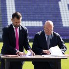 El alcalde de Valladolid, Jesús Julio Carnero, y el copresidente del Real Valladolid, Gabriel Solares, firman el protocolo.