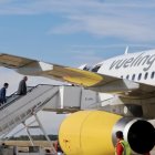 Avión de Vueling en el aeropuerto de Villanubla para la ruta a Barcelona.