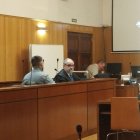 El guardia civil acusado, de espaldas, en el banquillo de la Audiencia de Valladolid.
