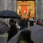 Vallisoletanos con paraguas junto a la 'Virgen de las Angustias' en la edición de 2024