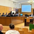 Una de las sesiones del juicio por el caso ataúdes que se celebra estos días en la Audiencia de Valladolid. 

"Lo de menos es el cambiazo del ataúd, lo verdaderamente grave es que trataran a los cadáveres como sacos de patatas", ha denunciado públicamente este lunes Jorge Manuel M, uno más de los perjudicados por el denominado 'caso ataúdes' que juzga a un total de veintitrés personas, entre responsables y trabajadores del grupo funerario El Salvador, a los que se acusa de reutilizar tanto los féretros como los ornamentos florales para la celebración de sucesivos sepelios.

POLITICA CASTILLA Y LEÓN ESPAÑA EUROPA VALLADOLID JUSTICIA