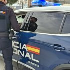La Policía Nacional detiene a un joven por un delito 
de tráfico de drogas.