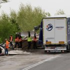 Retiran restos del accidente del camión volcado en la salida 12 de la VA-30