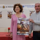 Mayte Martínez y Francisco González posan con el cartel del Trofeo de Motocross.