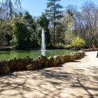 El entorno del estanque, con su cascada y senderos, es uno de los rincones más emblemáticos del parque