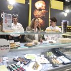 La consejera en funciones de Agricultura, Ganadería y Desarrollo Rural, María González Corral, visita el espacio expositivo de Tierra de Sabor en el Salón Gourmets 2026.