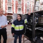 El concejal Alejandro García Pellitero revisa la estación portátil de la ZBE.