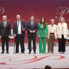 Foto de familia de Alfonso Fernández Mañueco con los galardonados en los Premios Castilla y León 2025.