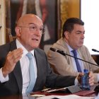 Carnero y Gutiérrez Alberca en el Ayuntamiento.