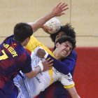 Gustavo Oliveira es agarrado por Lopes y San Felipe ante el Barça Atlétic.
