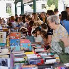 Feria del libro en la Plaza España de Valladolid.
