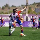 Brain es entrado en falta por un jugador del Langreo tras irse por velocidad con el balón.