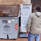 Un vecino de Laguna de Duero lee el cartel informativo que han colocado junto al nuevo contenedor.