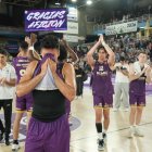 Los jugadores del UEMC se despiden tristes de la afición tras caer eliminados a las primeras de cambio.